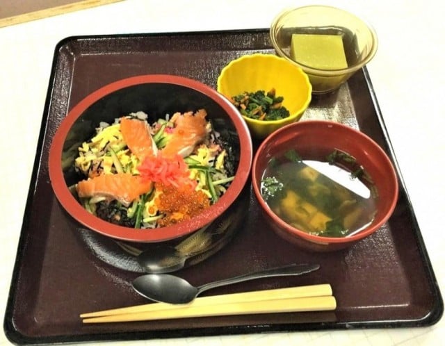 散らし寿司　ほうれん草の花かつお和え　すまし汁　芋ようかん