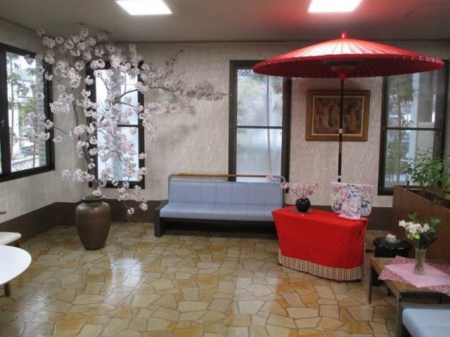 桜の花と赤い和傘
